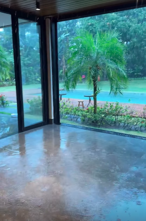 Chuva atingiu sala da casa de influenciadora por Reprodução | Redes Sociais