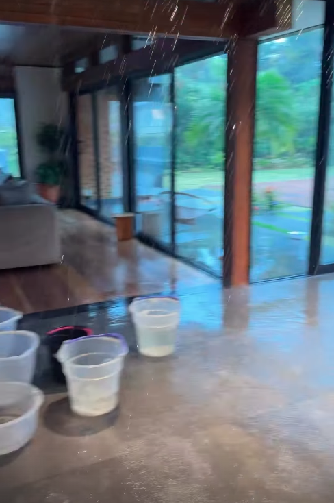 Chuva atingiu sala da casa de influenciadora por Reprodução | Redes Sociais