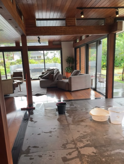 Chuva atingiu sala da casa de influenciadora por Reprodução | Redes Sociais