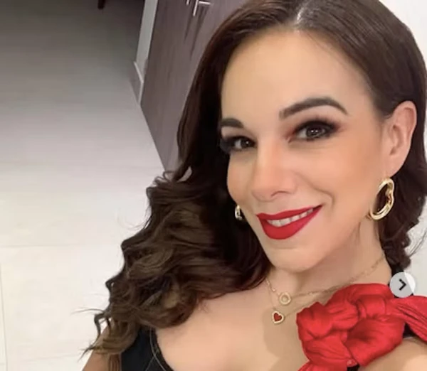 Debora Estrella por Reprodução