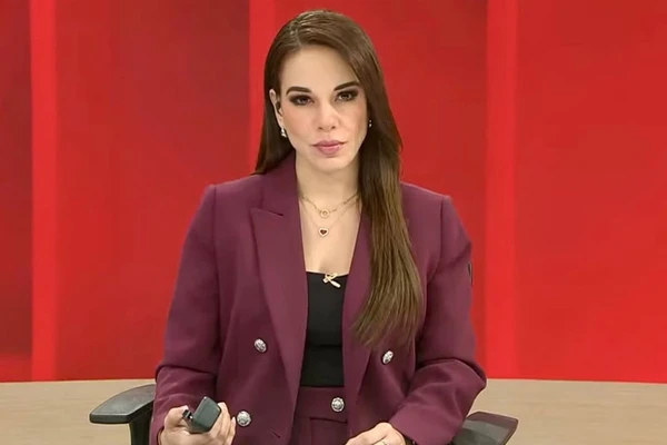 Debora Estrella por Reprodução