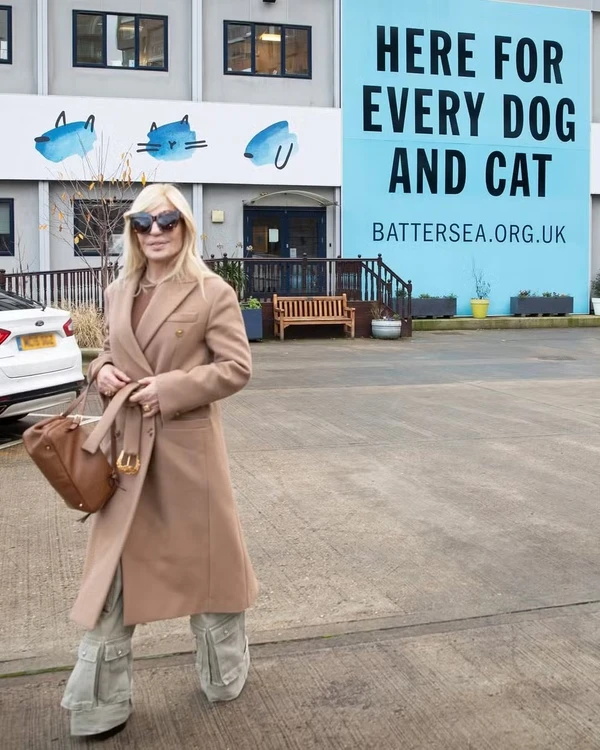 Donatella Versace visita abrigo de animais por Reprodução/Instagram