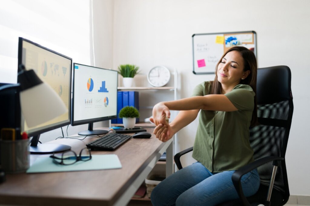 Exercícios simples ajudam a aliviar as dores causadas pelo uso do computador (Imagem: antoniodiaz | Shutterstock)