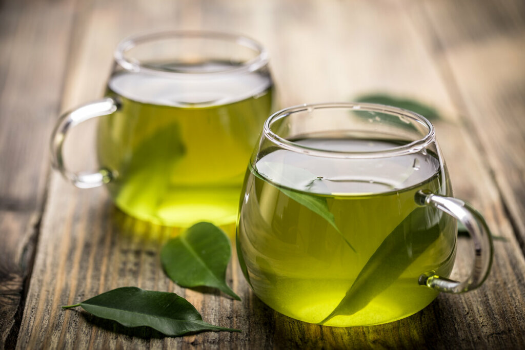 O chá verde melhora a função cerebral, promove o relaxamento e a concentração (Imagem: Grafvision | Shutterstock)