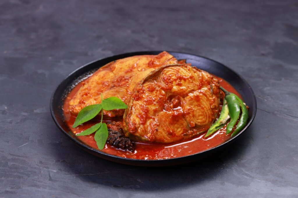 Peixe ao curry (Imagem: AALA IMAGES | Shutterstock)