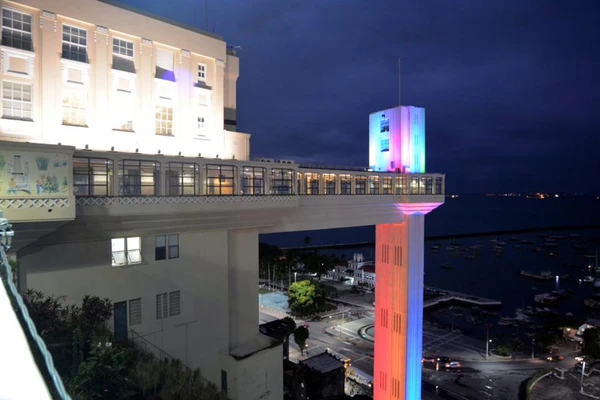 Elevador Lacerda iluminado com as cores do movimento LGBTQIA+ por Arquivo Me Salte