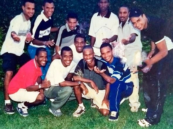 Harmonia na época em que tinha dois vocalistas: Mocka (camisa vermelha) e Xanddy (boné)