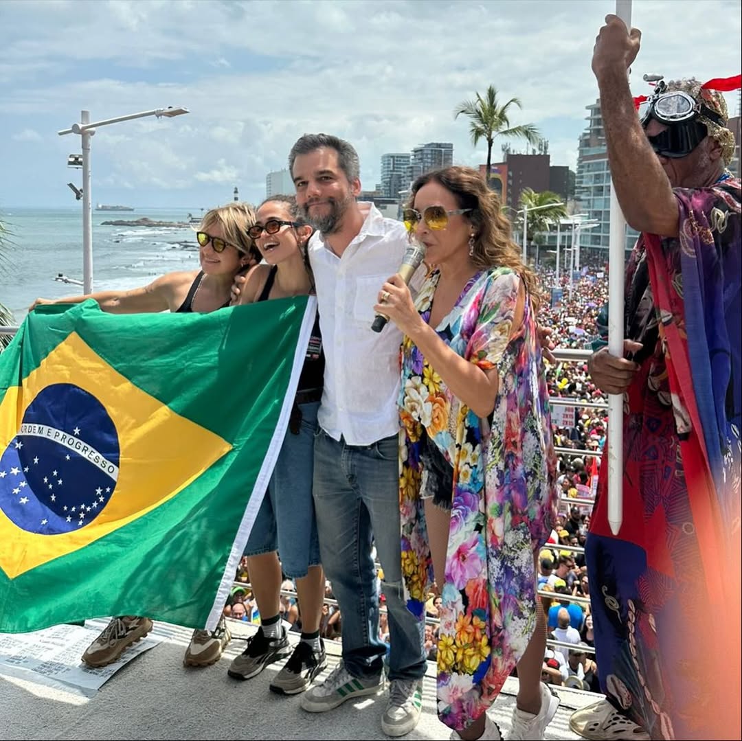 Lan Lanh, Nanda Costa, Wagner Moura e Daniela Mercury em Salvador por Reprodução/Instagram