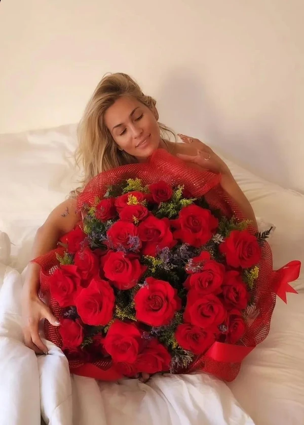 Lívia Andrade usou o Instagram para compartilhar os mimos que ganhou do namorado, Marcos Araújo, em razão dos três anos de relação por Reprodoção/Redes Sociais 