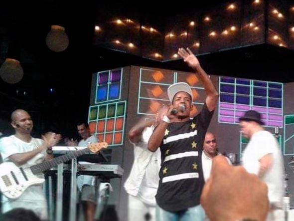 Mocka com o parceiro, Mestre Bimba, ao fundo