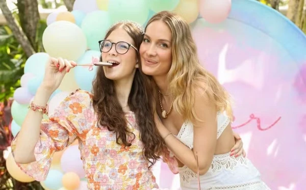 Modelo Schynaider Moura ao lado da filha, Anne-Maria Garnero, de 16 anos