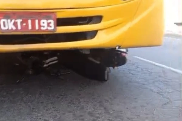 Motocicleta foi parar embaixo do veículo