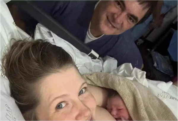 Samuel Rosa com a esposa e a filha  por Reprodução/Instagram