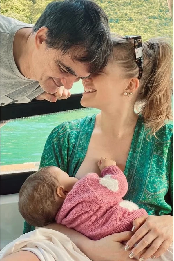 Samuel Rosa e Laura Sarkovas com Ava por Reprodução/Instagram
