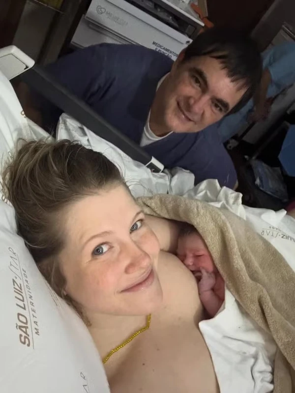 Samuel Rosa, Laura Sarkovas e a filha, Dora por Reprodução/Instagram