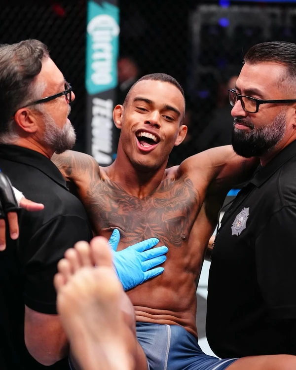 Samuel Sanches nocauteou o americano Chasen Blair em apenas dois minutos por Chris Unger/Zuffa LLC