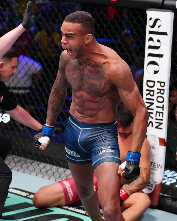 Samuel Sanches nocauteou o americano Chasen Blair em apenas dois minutos por Chris Unger/Zuffa LLC