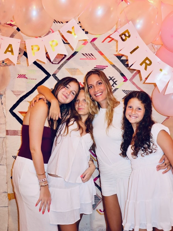 Schynaider Moura com Anne Marie, Elle Marie e Gioe Marie por Reprodução