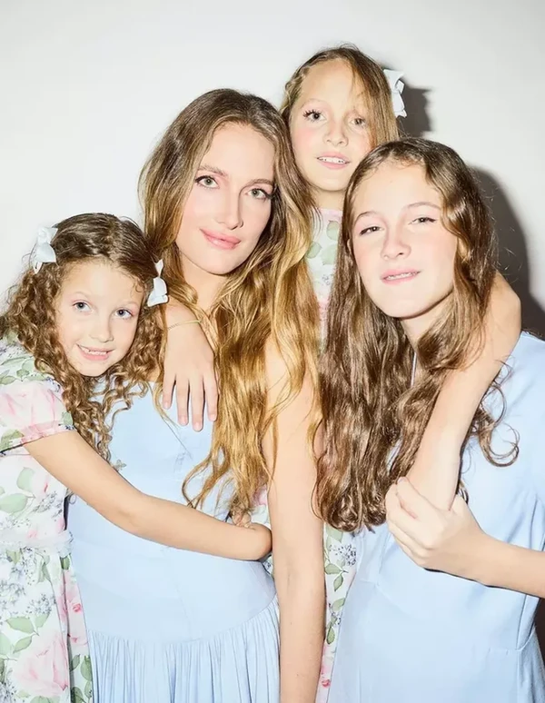 Schynaider Moura com Anne Marie, Elle Marie e Gioe Marie por Reprodução