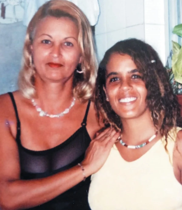 Simone Lima, a vítima de Lençóis, com sua mãe por Reprodução