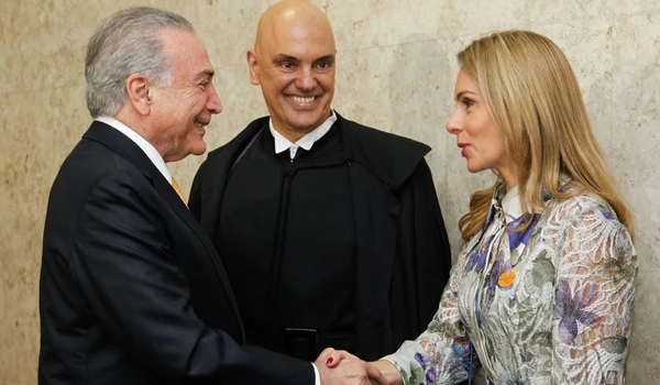 Viviane cumprimenta Michel Temer, que indicou Moraes ao STF por Reprodução