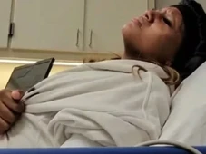 Imagem - Atleta pega bactéria que 'come' corpo humano em piscina de hotel e fica com sequelas graves