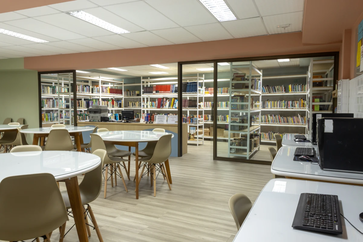 Alunos contam com estruturas modernas, como espaço de leitura e convivência