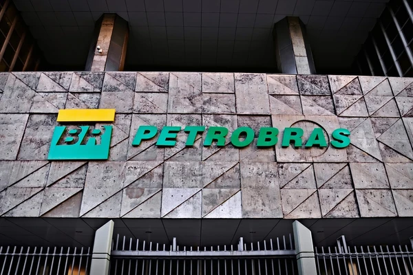As oportunidades fazem parte do Programa Petrobras Jovem Aprendiz, que promove a inclusão social e entrada de talentos no mercado de trabalho 