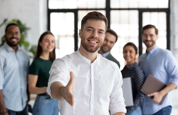 As oportunidades são oferecidas por companhias parceiras que utilizam as soluções tecnológicas da Sólides para tornar seus processos seletivos mais ágeis e eficazes.