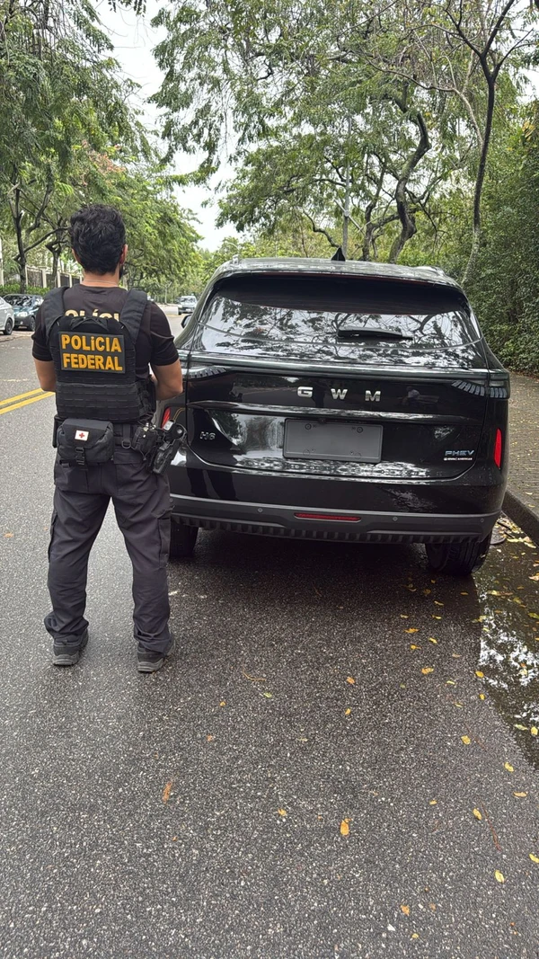 Carros de luxo foram apreendidos em mandado contra a advogada por Reprodução