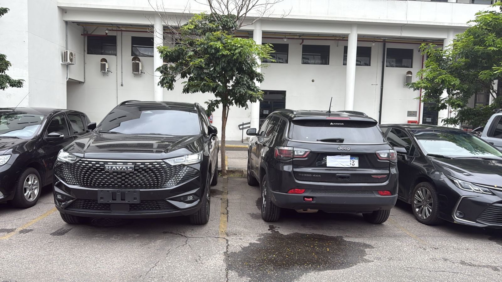 Carros de luxo foram apreendidos em mandado contra a advogada por Reprodução