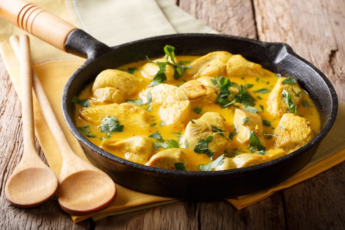 Frango ao molho de cúrcuma (Imagem: Sergii Koval | Shutterstock) 