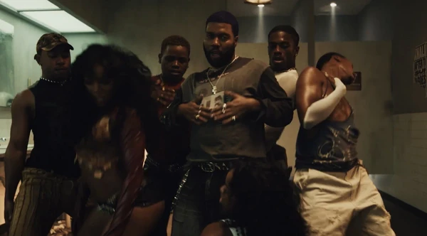 Khalid ousa em novo clipe e viraliza nas redes por Reprodução/X
