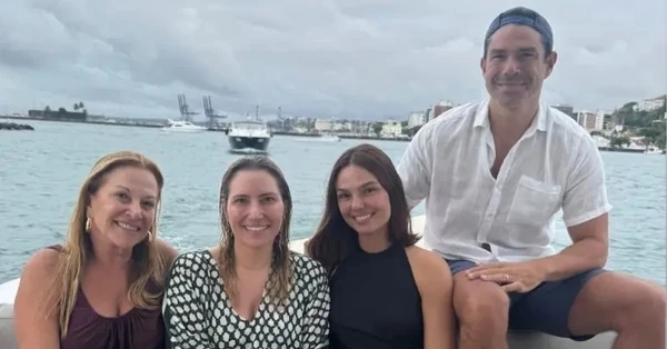 O casal Isis e Marcus com Tânia e Eduarda Buaiz