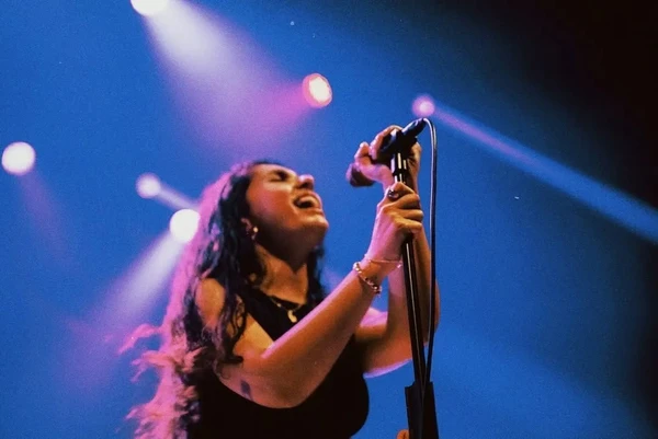 A cantora canadense Alessia Cara por Reprodução/Redes Sociais 