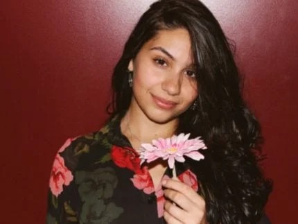 A cantora canadense Alessia Cara por Reprodução/Redes Sociais 