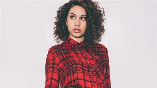 A cantora canadense Alessia Cara por Divulgação 