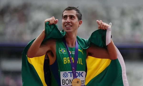 Aos 34 anos, Caio Bonfim se tornou o maior medalhista do Brasil em Mundiais de atletismo, com quatro medalhas, ao conquistar o inédito ouro na prova dos 20km e a prata nos 35km por Reprodução