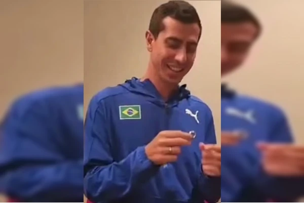 Caio Bonfim reencontrou aliança graças a turista q por Reprodução