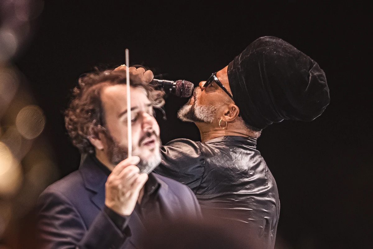 Carlinhos Brown e o maestro Paulo Malheiros em concerto de Belo Horizonte por Rapha Garcia/Divulgação