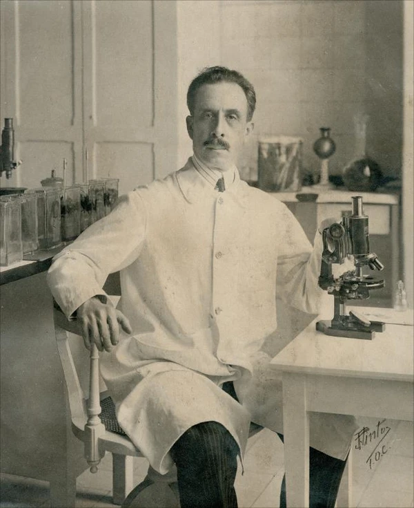 Carlos Chagas em seu laboratório no Instituto Oswaldo Cruz, no Rio de Janeiro 