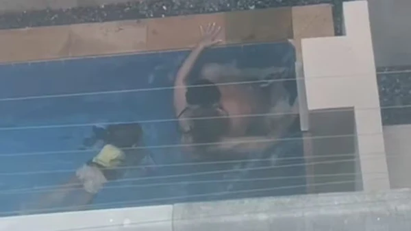 Casal foi filmado fazendo sexo em piscina
