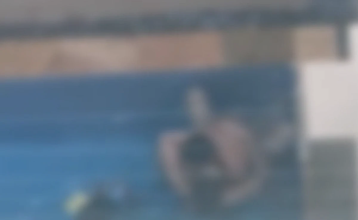 Casal foi flagrado fazendo sexo em piscina com criança por Reprodução