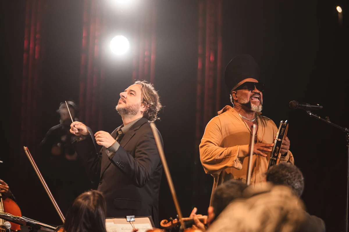 Clássicos de Carlinhos Brown ganham outra roupagem com os arranjos grandiosos de Paulo Malheiros por Rapha Garcia/Divulgação