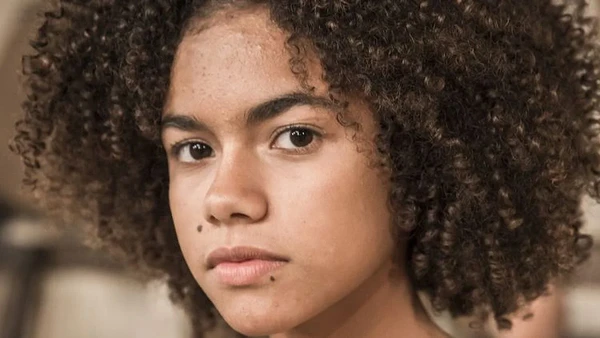 De origem humilde e sobrenome Maria das Graças, Gerluce (Sophie Charlotte), a mãe Lígia (Dira Paes) e a filha Joélly (Alana Cabral) dividem o mesmo destino: a gravidez solo na adolescência por Divulgação