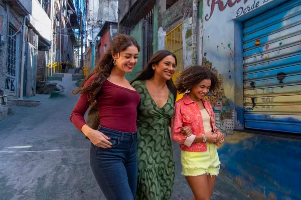 De origem humilde e sobrenome Maria das Graças, Lígia (Dira Paes), sua filha Gerluce (Sophie Charlotte) e a neta Joélly (Alana Cabral) compartilham a mesma sina: engravidaram ainda na adolescência e criaram os filhos sozinhas por Divulgação