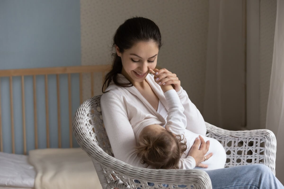 A amamentação é um momento de conexão emocional entre a mãe e o bebê (Imagem: fizkes | Shutterstock) 
