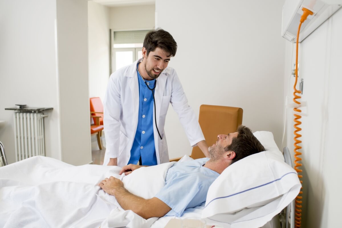 Alguns sintomas ajudam a diferenciar caso de emergência e urgência médica (Imagem: Marcos Mesa Sam Wordley | Shutterstock)