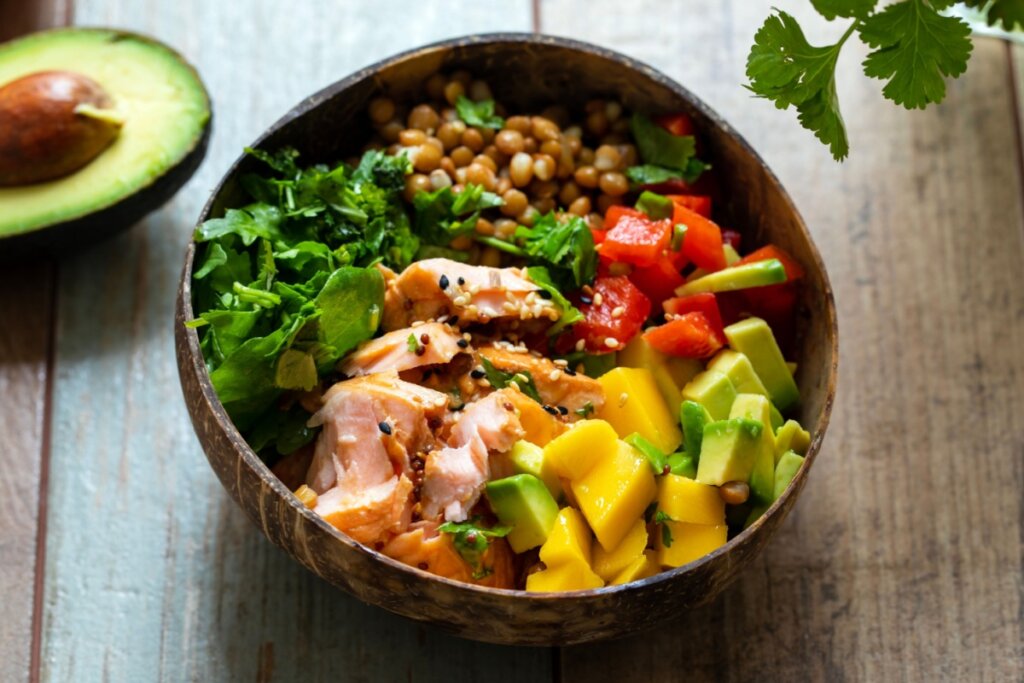 Bowl de salmão com manga, abacate e lentilhas (Imagem: Magdanatka | Shutterstock) 