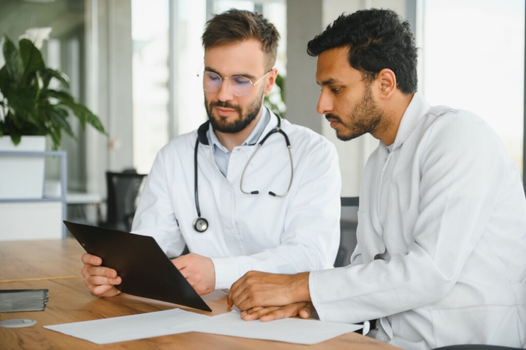 Casos de urgência exigem atenção médica rápida, mas geralmente não colocam a vida em risco imediato (Imagem: Hryshchyshen Serhii | Shutterstock)